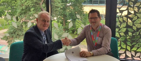 photo of Glen Illing of Roslin Technologies shaking hands with John Mackenzie, CEO of Roslin Innovation Centre