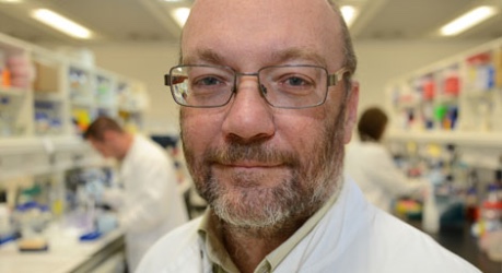 photo of Professor Bruce Whitelaw in Roslin Institute lab - credit UoE, Roslin Institute